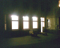 aussenansicht des ateliers bei nacht