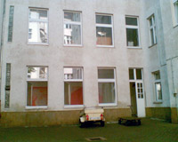 aussenansicht des ateliers bei tag